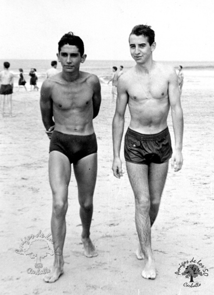 1960 - Paseando por la playa de Razo